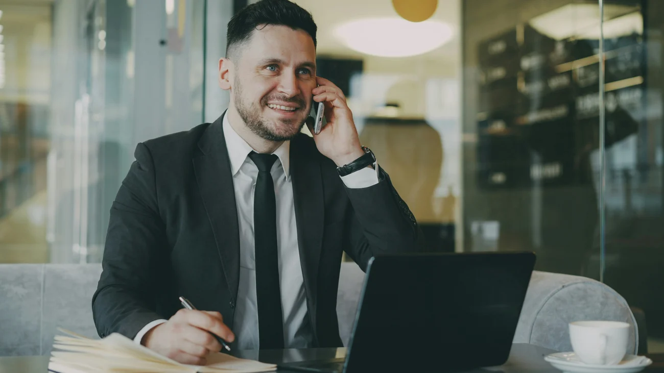 Un employeur en conversation téléphonique.